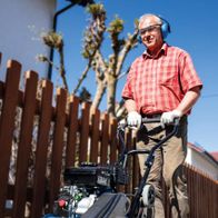 Mann mit Handrüttelplatte von Scheppach beim Einsatz im Freien