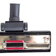 Scheppach-Handstaubsauger mit Metallplatte und rotem Gummiband. Der Sauger hat einen schwarzen Griff und einen grauen Schlauch.