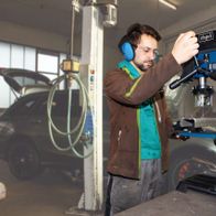 Scheppach Tischbohrmaschine mit Laserausrichtung und variabler Drehzahl, im Arbeitsumfeld eingesetzt