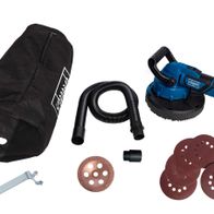 Universal 3-in-1 Wand-/Boden- und Deckenbearbeitungssystem CGP1200 von Scheppach mit Zubehör: Tasche, Schlauch, Schleifscheiben, Adapter und Werkzeug. Die Maschine ist von vorne zu sehen.