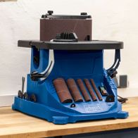 The oscillating edge-, belt- and spindle sander OSM600 by Scheppach features 6 sanding attachments with different grit sizes (40, 60, 80, 120, 180, 240).