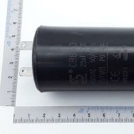 Kondensator 25µF / 450V von Scheppach, von der Seite fotografiert. Der Kondensator ist 12 cm lang und hat einen Durchmesser von 5 cm. Im Hintergrund sind zwei Muttern zu sehen.