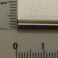 Stift 4x17,7 neben einem Lineal zur Größenveranschaulichung. Der Stift liegt waagerecht.