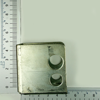Metallplatte mit zwei runden Öffnungen, von oben fotografiert. Maße: 5 cm x 5 cm.