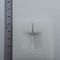 Tischeinlage von Scheppach, Ansicht von oben. Die Tischeinlage hat eine quadratische Form mit einer zentralen Öffnung und einem kreuzförmigen Steg.