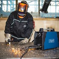 Plasmaschneider PLC40 von Scheppach mit 12 mm Schnittstärke, 2,5 m Schneidkabel und inkl. Druckluftschlauch. Gezeigt wird der Schneidvorgang an Metall mit Funkenflug.