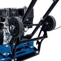 Scheppach Motorplatte mit schwarzem Motor und zwei Rädern. Robuste Metallkonstruktion.