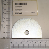 Klemmplatte von Scheppach, Artikelnummer 62470068, halbkreisförmig mit zentraler Bohrung, von der Seite fotografiert.