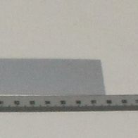 Eine lange Metalllineal mit Zentimeter- und Millimeterangaben, von vorne fotografiert.