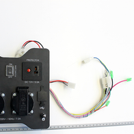 Schalterblende mit verschiedenen Anschlüssen und Kabeln. Gezeigt von vorne.