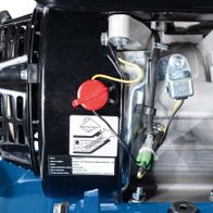 Detailansicht eines Scheppach-Rüttelplattenmotors mit Tank und Sicherheitshinweisen