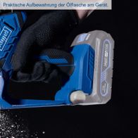 Ölflasche am Akku-Gehölzschneider befestigt, praktische Lagerung am Gerät