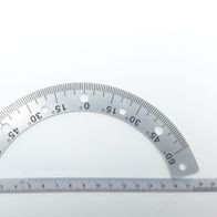 Winkelskala von Scheppach, gezeigt von der Seite mit einem Lineal im Hintergrund.