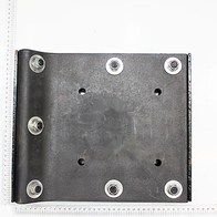 Fußplatte mit Befestigungslöchern und Muttern. Gezeigt von oben.