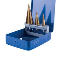 HSS-Stufenbohrer-Set 3-tlg scheppach (DIY) Deutschland. Das Set enthält drei Stufenbohrer in einem blauen Koffer. Die Bohrer sind in einem Halter mit den Größen 4-32, 4-20 und 4-12 angeordnet.