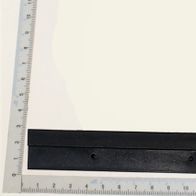 Tischeinlage klein von Scheppach, gezeigt von der Seite mit einem Lineal zur Größenveranschaulichung.