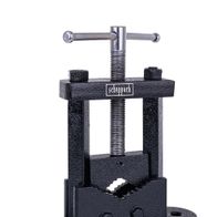 Rohrschraubstock SPV50 von Scheppach, schwarz. Gezeigt von vorne mit geöffneten Backen.