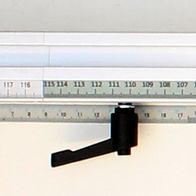 Anschlagschiene 1100 ausziehb. von Scheppach, gezeigt von der Seite mit Messskala und Anschlag.