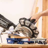 Scheppach-Kappzugsäge mit Laserausrichtung, Blattwechselmechanismus und stabiler Führungsschiene für präzise Schnitte