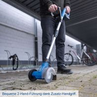 Ergonomische 2-Hand-Führung mit Zusatz-Handgriff für präzises Bedienen der Scheppach-Unkrautfugenbürste