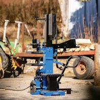 Holzspalter mit verstellbarer Klinge und Fußpedal für einfache Bedienung. Scheppach-Logo auf der Basis. Wird für Produkt 'Holzspalter stehend Compact 15t scheppach - 400V | 15t | 3500W | Meterholzspalter 1070mm x 450mm' verwendet.