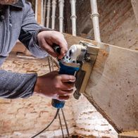 Die Lackfräse LFR720 von Scheppach hat eine stufenlose Einstellung der Frästiefe von 0-0,3mm und eine Softgrip-Oberfläche. Sie ist mit 4 Wendemessern ausgestattet.