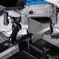 Metallbandsäge MBS1200xt Scheppach, Detailansicht des Sägeblatts und des Gehäuses. Die Kamera zeigt auf die linke Seite des Geräts.