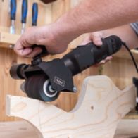 Werkzeug mit integriertem Text- und Illustrationen-Element zur Beschreibung der Bürstenbreitenanpassung und Drehzahlvariation für Schleifmaschine