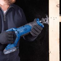 Die Akku-Säbelsäge C-RS100-X von Scheppach hat eine Hublänge von 20 mm, eine Schnitttiefe von 115 mm und eine Hubzahl von 0-2800 min⁻¹. Sie verfügt über eine LED-Beleuchtung und wird inklusive 2Ah Akku sowie 2,4A Ladegerät geliefert.