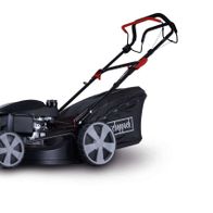 Benzin Rasenmäher MS170-53H Scheppach, seitliche Ansicht, mit schwarzem Fangsack und roten Griffen.