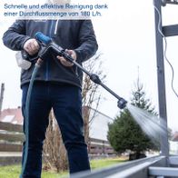 Akku-Druckreiniger mit 180 Liter/h Durchflussmenge, gezeigt beim Einsatz