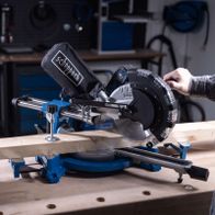 Scheppach Akku-Kapp-, Zug- und Gehrungssäge mit Akku und Ladegerät, Detailansicht mit Arbeitsplatte und Halterung für präzise Schnitte