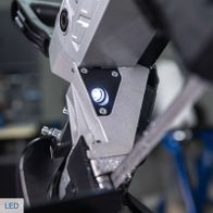 LED-Arbeitslicht auf Metallbandsäge mit detaillierter Anordnung der Beleuchtungseinheit