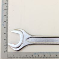 Scheppach-Einmaulschlüssel mit 18 mm Öffnung, Maßstab für Größenvergleich