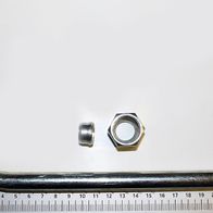 Ölleitung mit Filter, von oben fotografiert. Ein Messschieber zeigt die Länge von 25 cm an. Neben der Leitung liegen zwei weitere Teile.