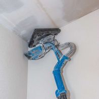 Scheppach-Wand- und Deckenschleifer mit Schleifkopf, montiert an der Wand