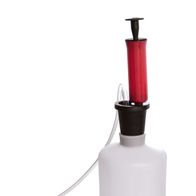 Benzin Handpumpe von Scheppach, Ansicht von vorne. Mit Schlauchanschluss und Pumpenkopf.