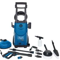 Hochdruckreiniger HCE2550 von Scheppach mit verschiedenen Zubehörteilen wie Düsen, Bürsten und Schläuchen. Der Reiniger ist von vorne zu sehen.