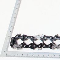 Sägekette Pro-cut 18" / CSE2600 / CSE2700 3/8.050X62DL / Teilung 3/8" / 62 Treibglieder / 1,3 Treibgliedstärke. Die Kette liegt auf einer Messskala und ist von links nach rechts ausgerichtet.
