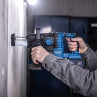 Scheppach Akku-Bohrhammer mit SDS-Plus-Bohrkopf in Gebrauch