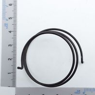 Eine schwarze Feder von Scheppach, gezeigt von der Seite neben einem Lineal zur Größenveranschaulichung.
