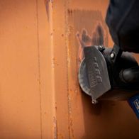 Scheppach-Metallbürste mit Bürstenkopf in Einsatz auf einer Maschine