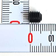 Ein Gewindestift M6x6 / verzinkt neben einer Messskala. Der Gewindestift ist von vorne zu sehen.