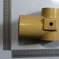 Ein gelbes Lagerstück mit einem zylindrischen und einem quadratischen Ende. Das quadratische Ende hat eine Bohrung. Das Teil wird von der Seite gezeigt.