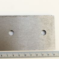 Scheppach-Wear Plate mit drei Bohrungen für Gegenmesser, Maßband als Referenz