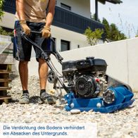 Die Verdichtung des Bodens verhindert ein Absacken des Untergrunds. Die Rüttelplatte HP1400S von Scheppach bietet eine Verdichtungstiefe von 25 cm und eine Kraft von 13 kN bei 1400W Leistung. Sie ist mit einer Matte und einer Fahrvorrichtung ausgestattet.