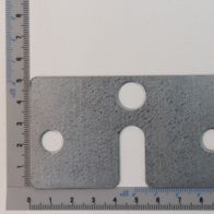 Ein Ausgleichsblech mit drei Löchern, von vorne fotografiert. Das Blech ist 94 mm breit und 52 mm hoch.