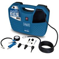 Mobiler Kompressor Air Force2 von Scheppach mit Zubehör wie Schlauch, Aufsatz und Druckmesser. Der Kompressor ist von vorne zu sehen.