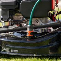 Scheppach-Gartenmaschine mit 46 cm Schnittbreite, Wasseranschluss für Reinigung, Messerersatzbehälter