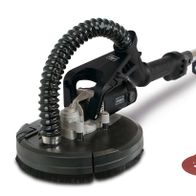 Wand- und Deckenschleifer DTS225 von Scheppach mit Zubehör. Gezeigt von der Seite mit Schleifkopf, Handgriff und Schlauch. Inklusive Schleifscheibe und Ersatzteil.